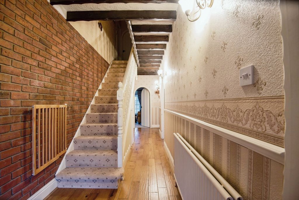 Property photo 2 of 12 Entrance Hall