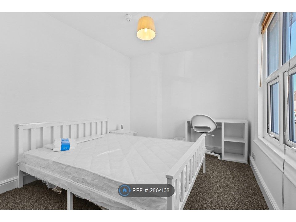Property photo 1 of 12 Room 4