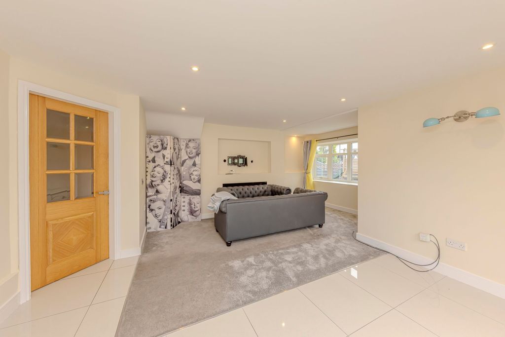 Property photo 3 of 34