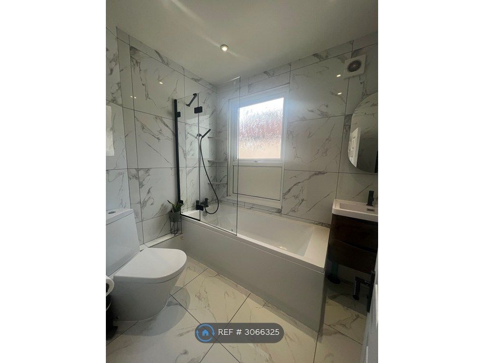 Property photo 2 of 5 Mirror Has Charger & Backlight! Heated Towel Rack