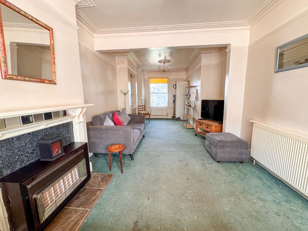 Property photo 2 of 18 5202713