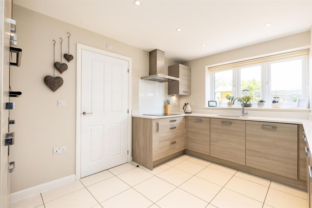 Property photo 3 of 31 19Weaverbrookway-6.Jpg