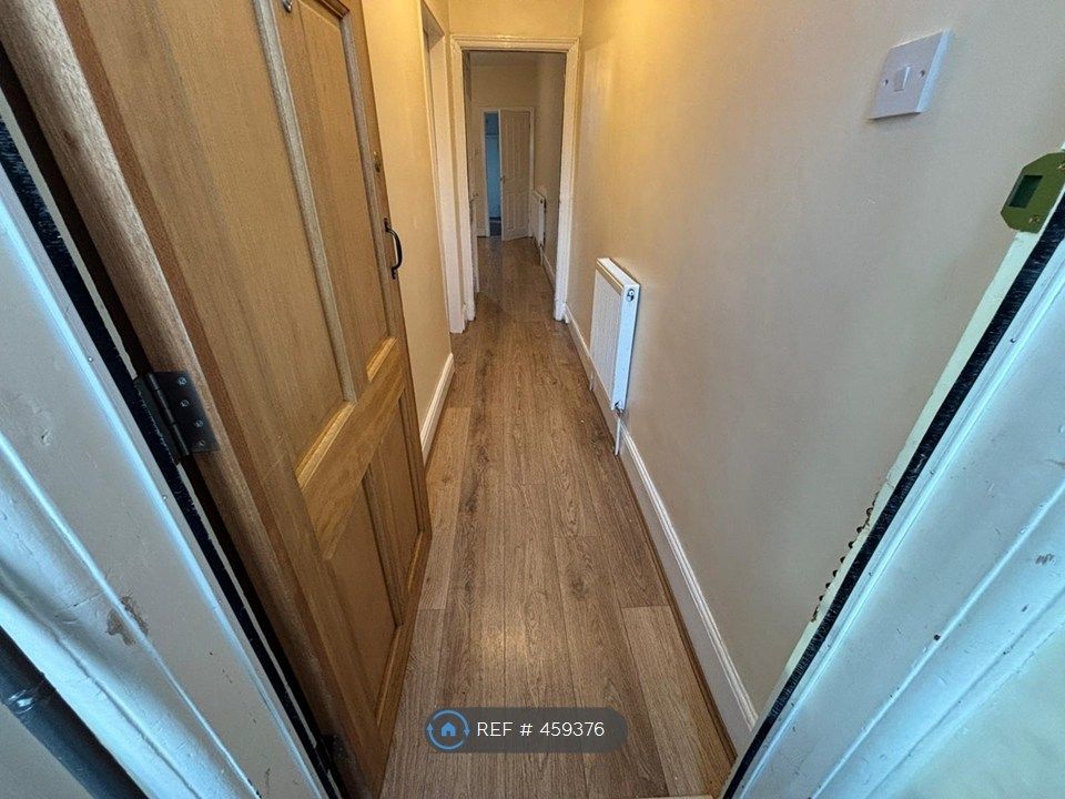 Property photo 2 of 11 Hallway