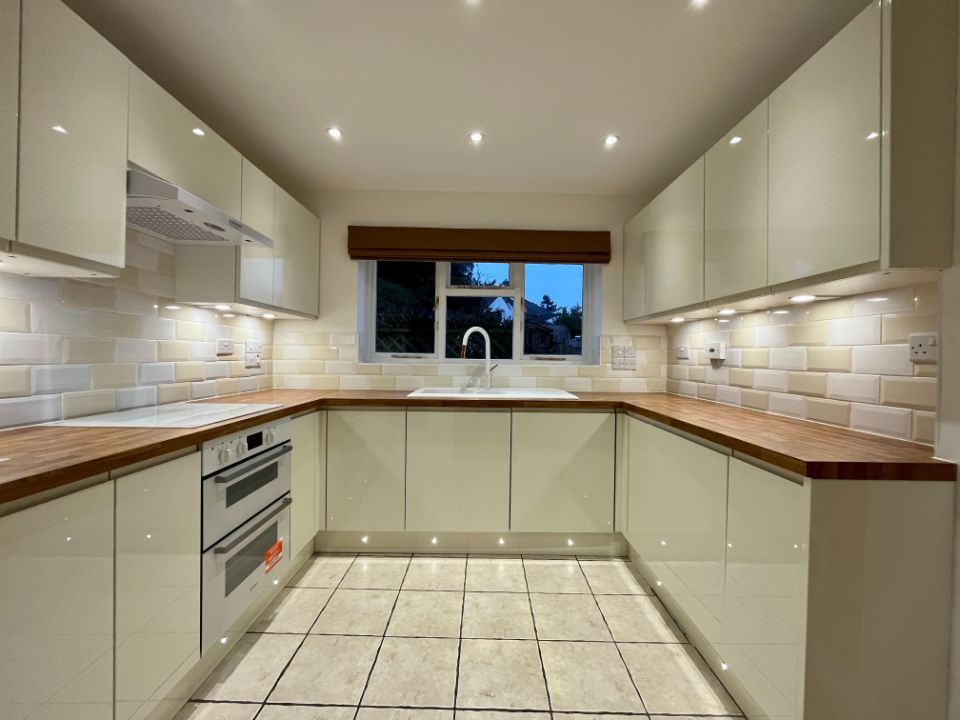 Property photo 1 of 17 Image00012