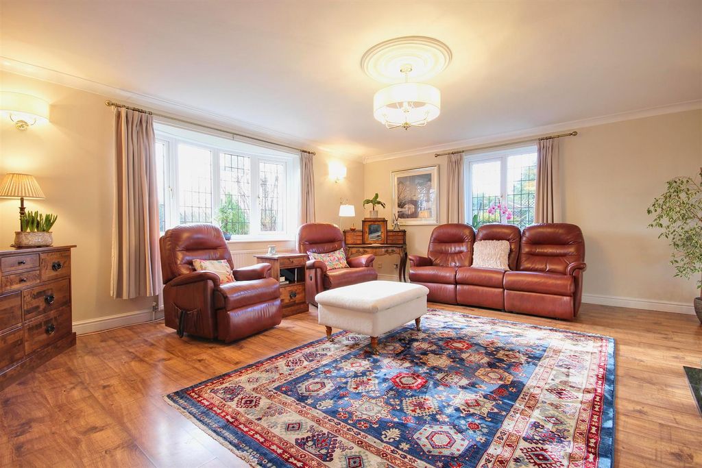 Property photo 2 of 32 Lounge