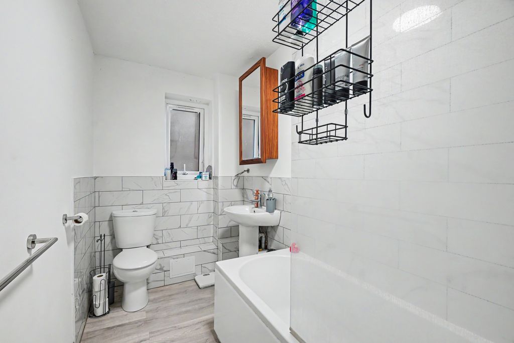 Property photo 2 of 8 Bathroom