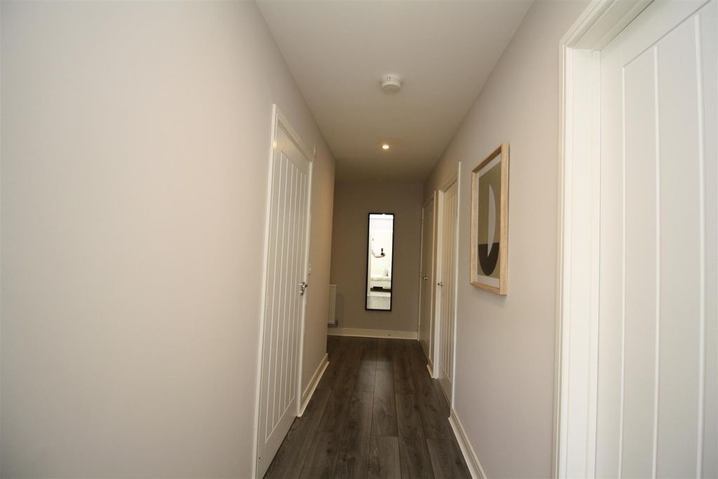 Property photo 2 of 10 Entrance Hall