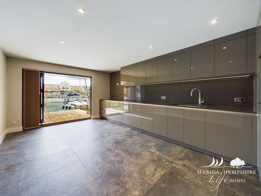 Property photo 2 of 28 Cam03691G0-Pr0010-Still006