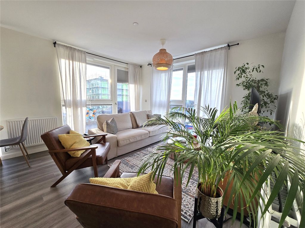 Property photo 2 of 16 Lounge