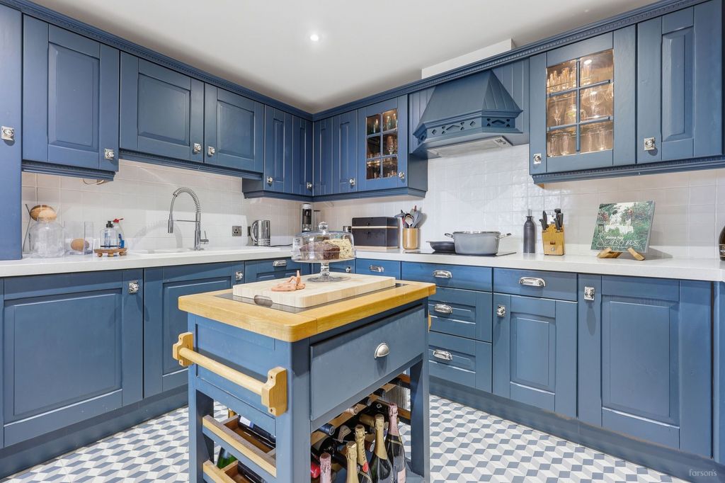 Property photo 2 of 18