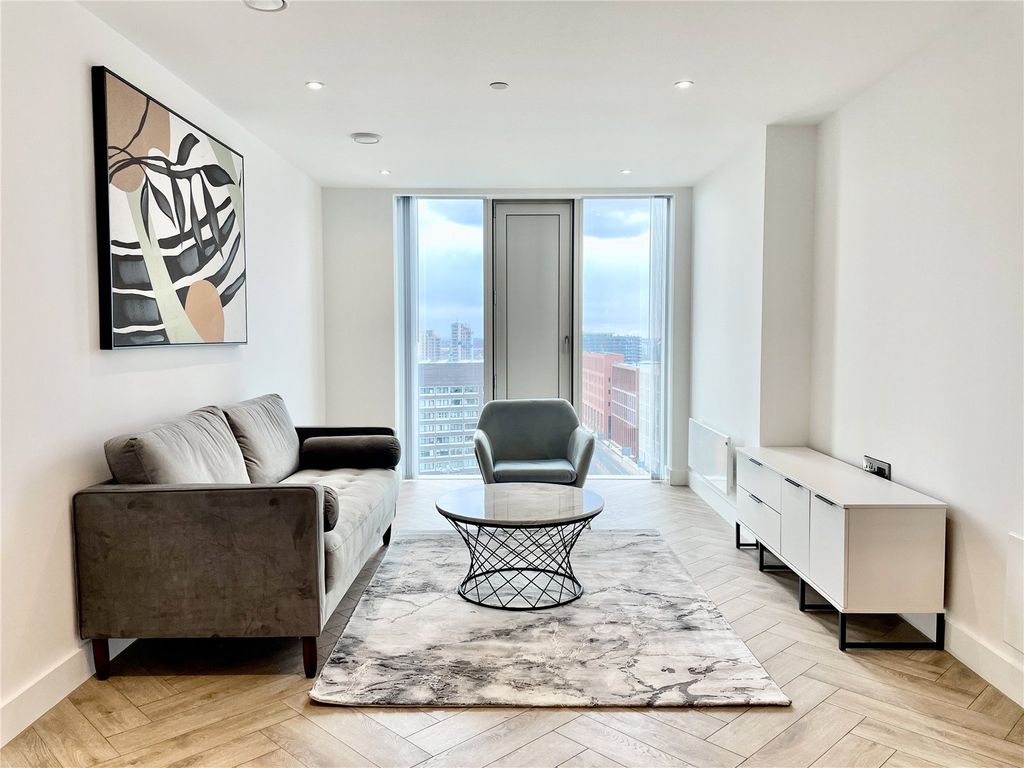 Property photo 1 of 18 Living Room