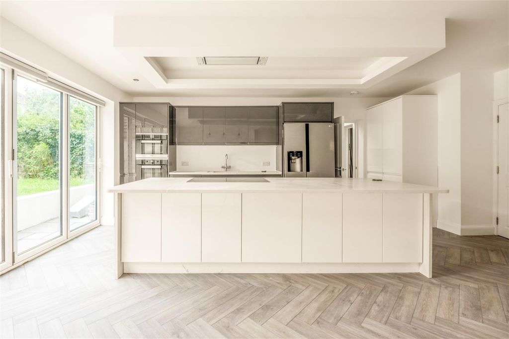 Property photo 3 of 34 37 Tivoli Road_4.Jpg