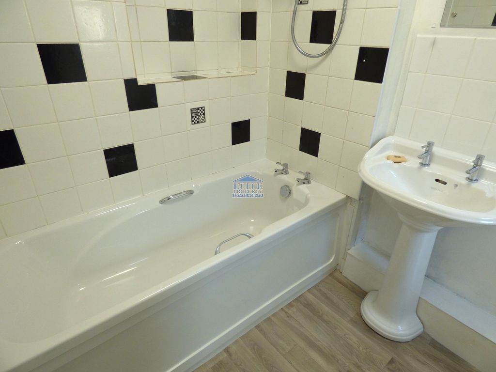 Property photo 3 of 14 Bathroom