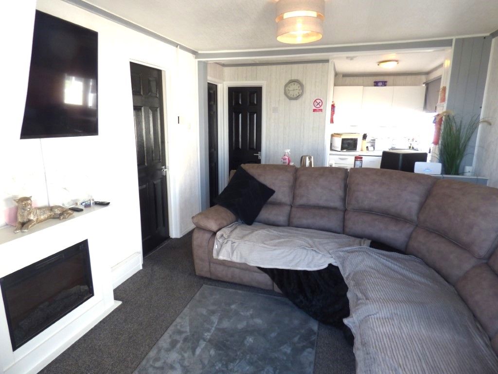 Property photo 3 of 11 Lounge/Fitted Kitchen