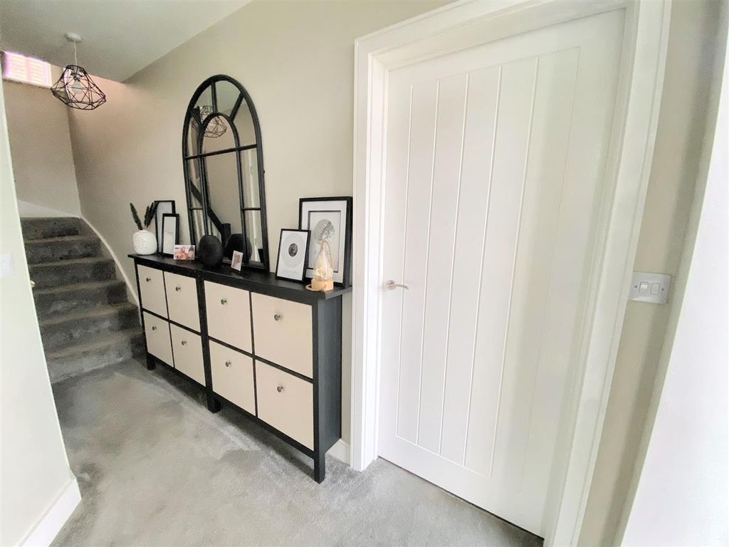 Property photo 2 of 19 Entrance Hall