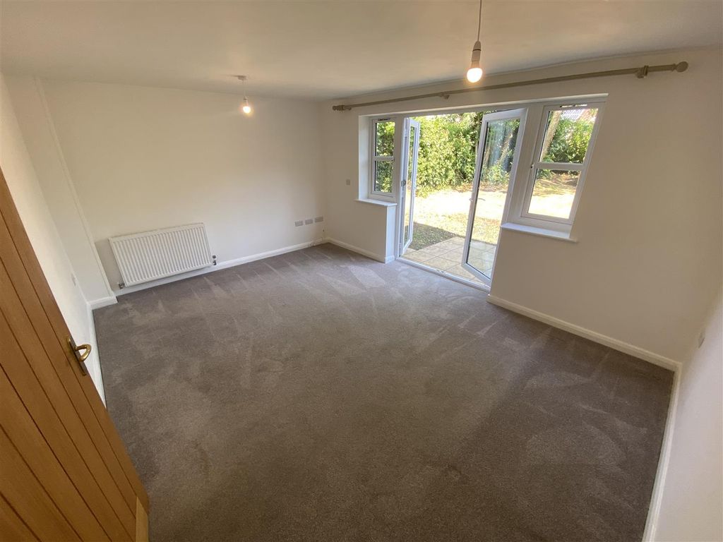 Property photo 3 of 17 Lounge 1