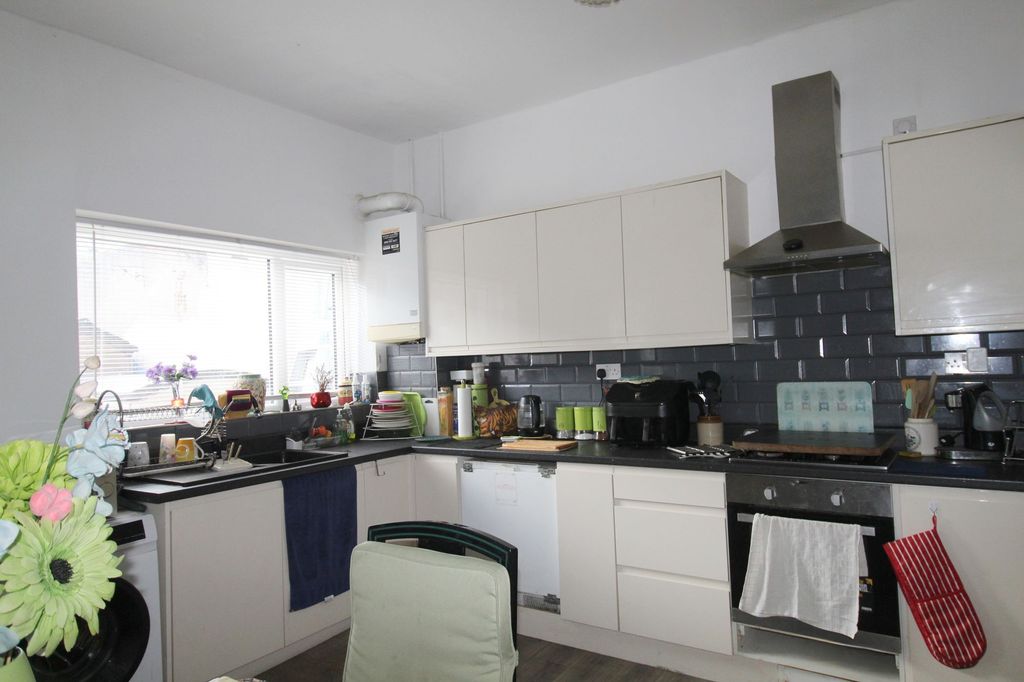 Property photo 2 of 10 Kitchen