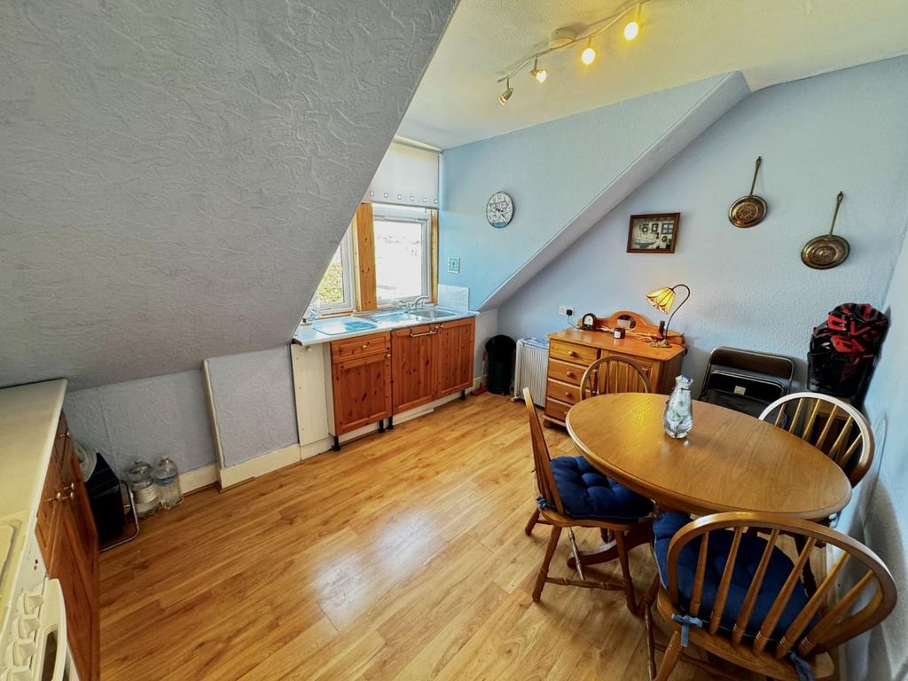 Property photo 3 of 25 Dining Kitchen