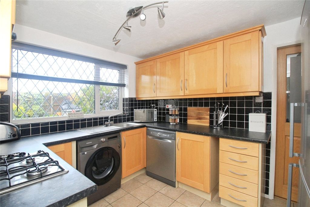 Property photo 2 of 11 Fitted Kitchen