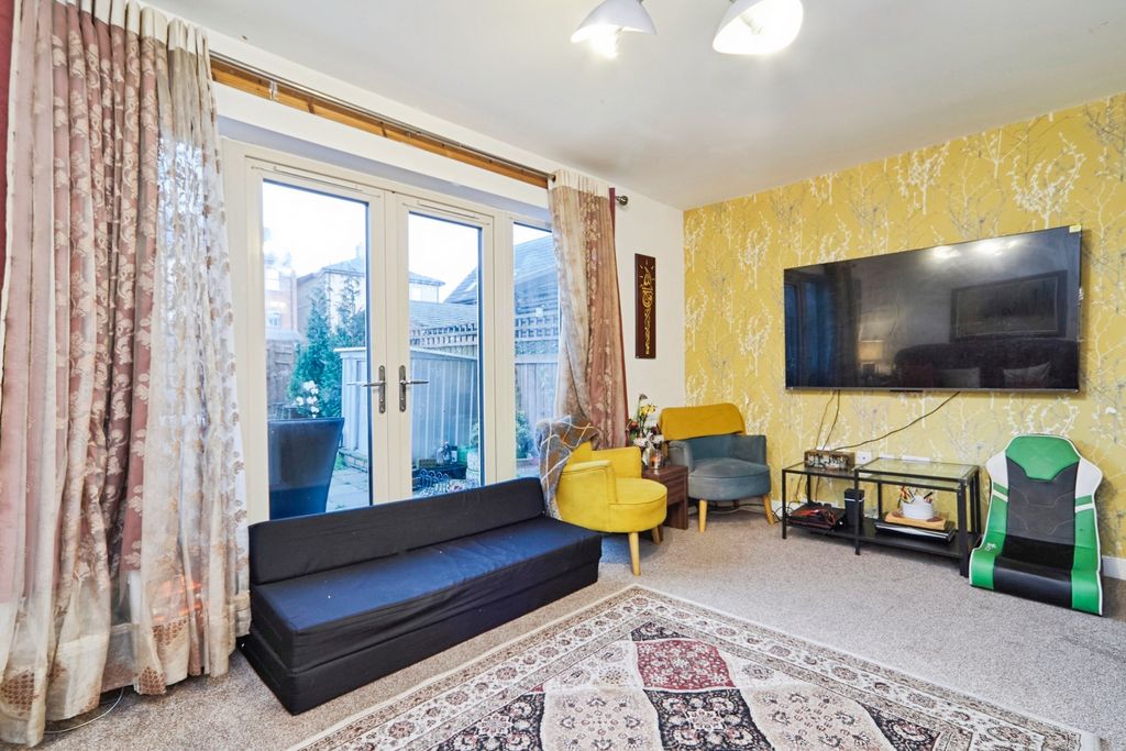 Property photo 1 of 17 Living Room