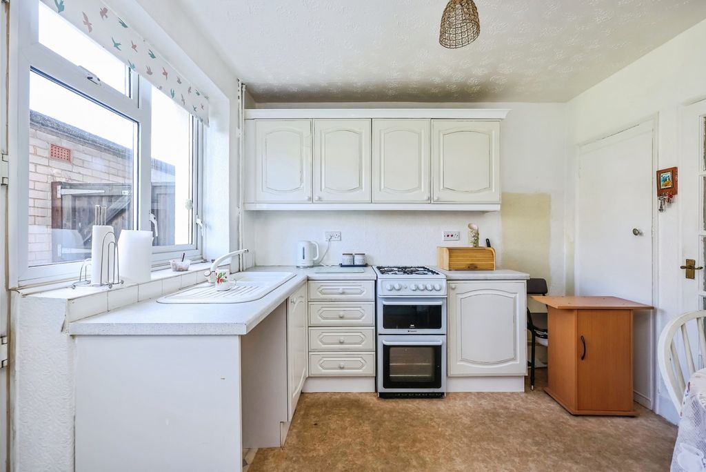 Property photo 2 of 12 Fitted Kitchen