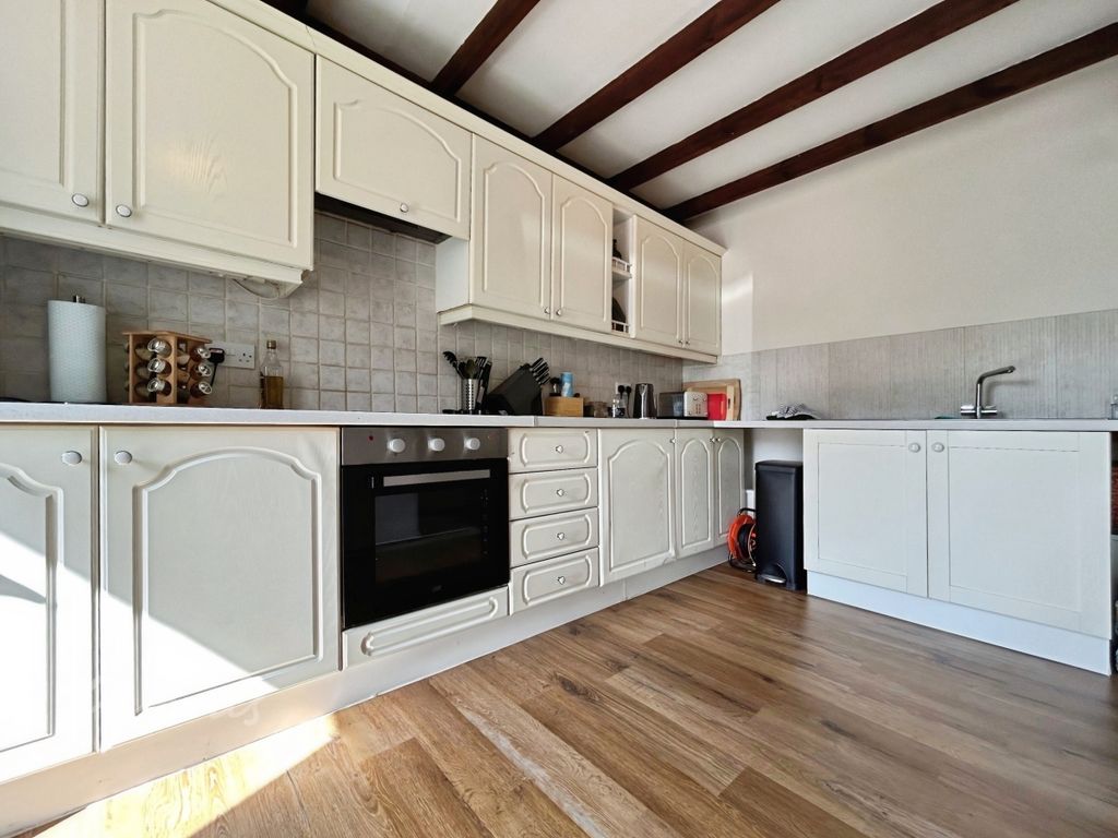 Property photo 2 of 11 Kitchen