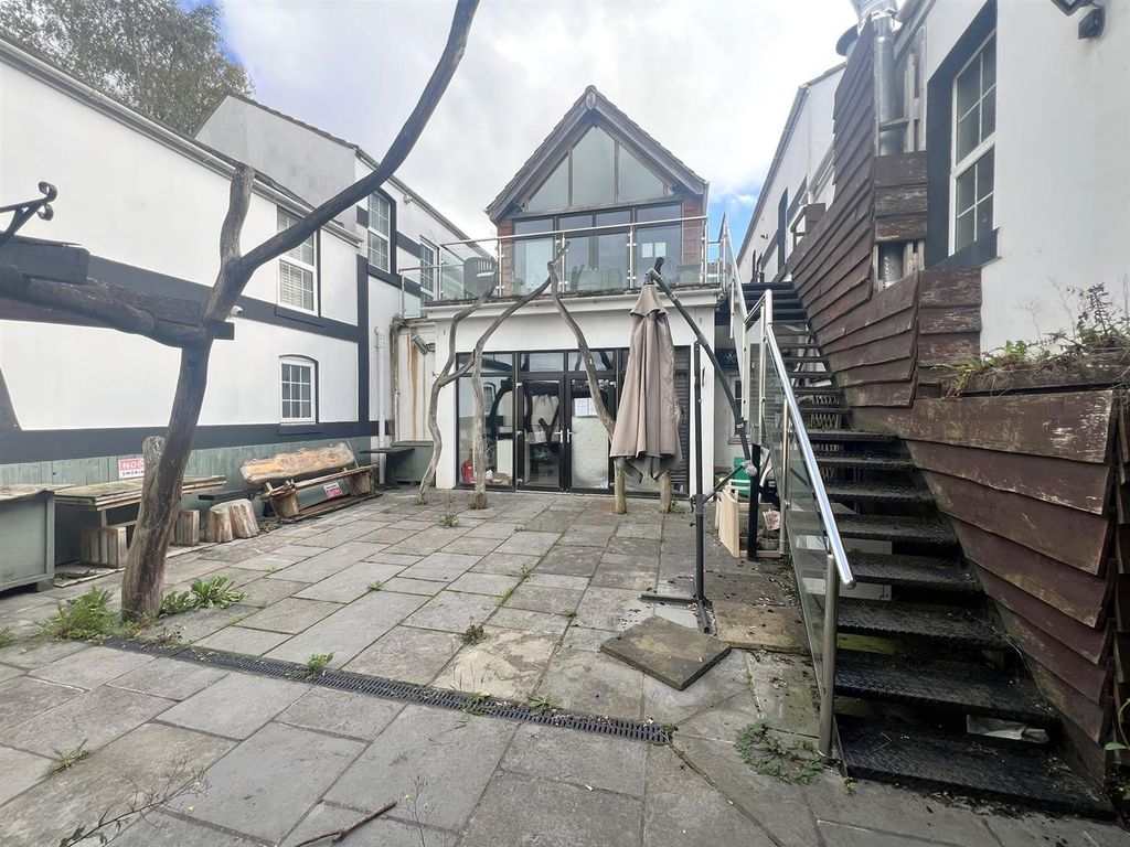 Property photo 2 of 40