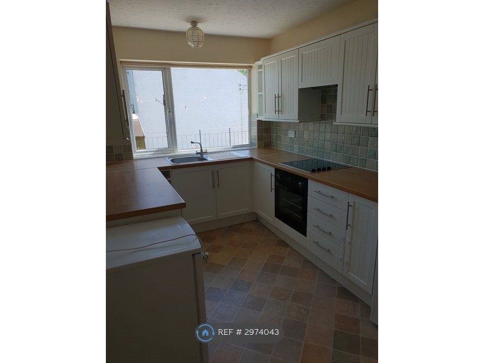Property photo 3 of 12 Kitchen