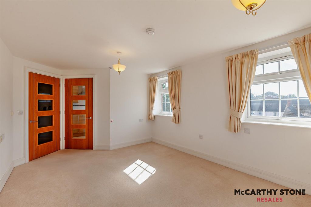 Property photo 3 of 31 8620318-Interior07-800.Jpg
