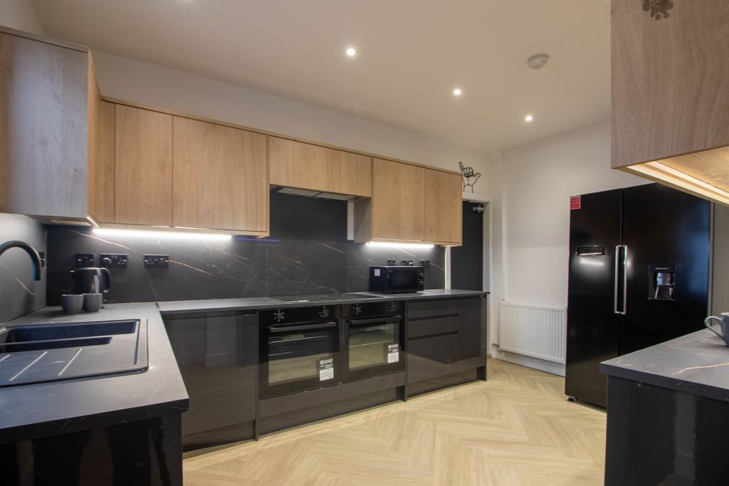 Property photo 1 of 7 Kitchen 5