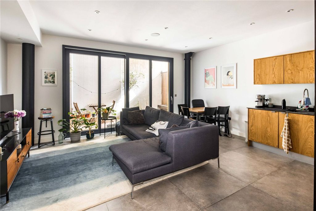 Property photo 2 of 21 Reception