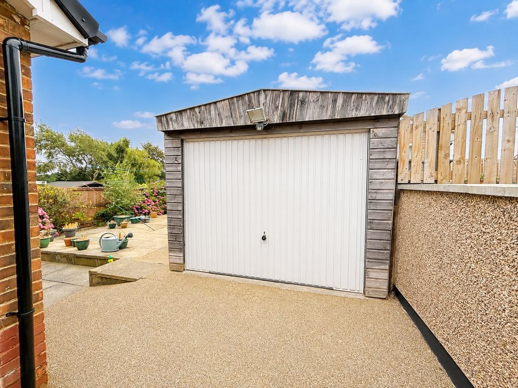 Property photo 2 of 9 Garage