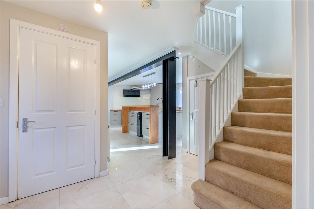 Property photo 2 of 18 Hallway