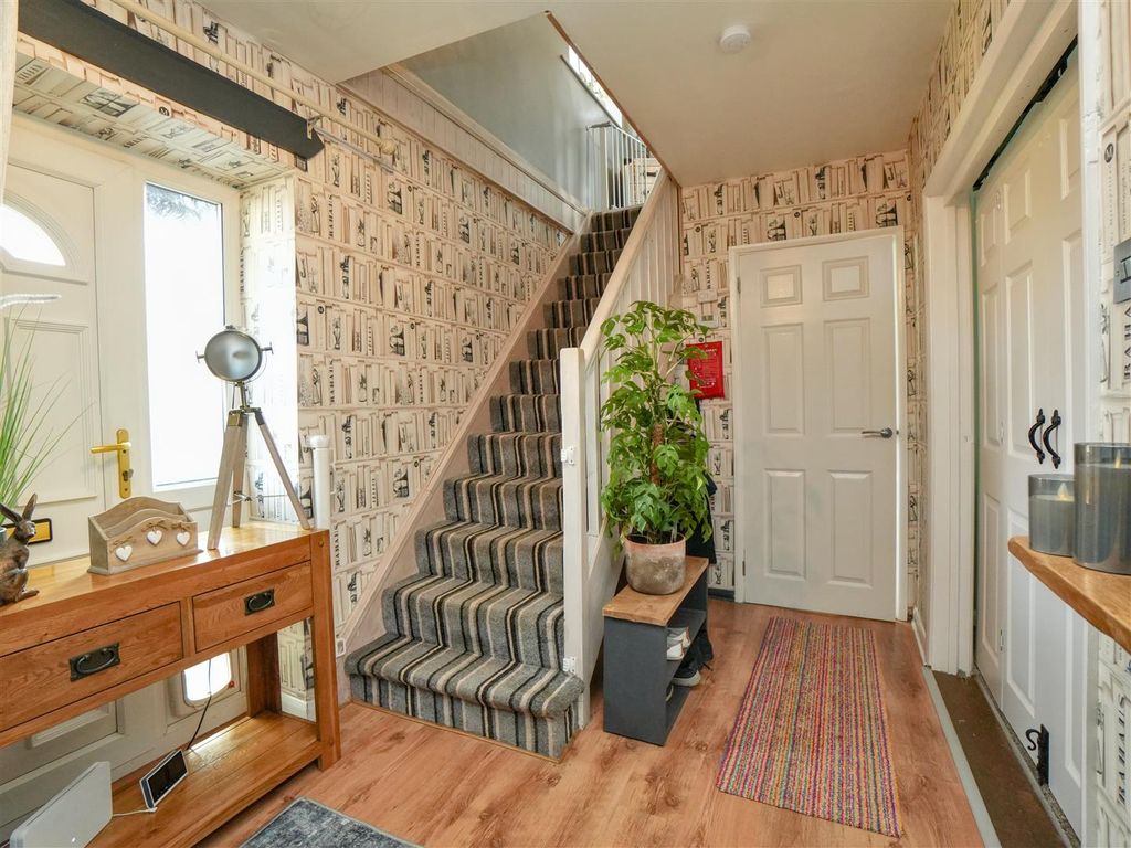 Property photo 2 of 36 Entrance Hall