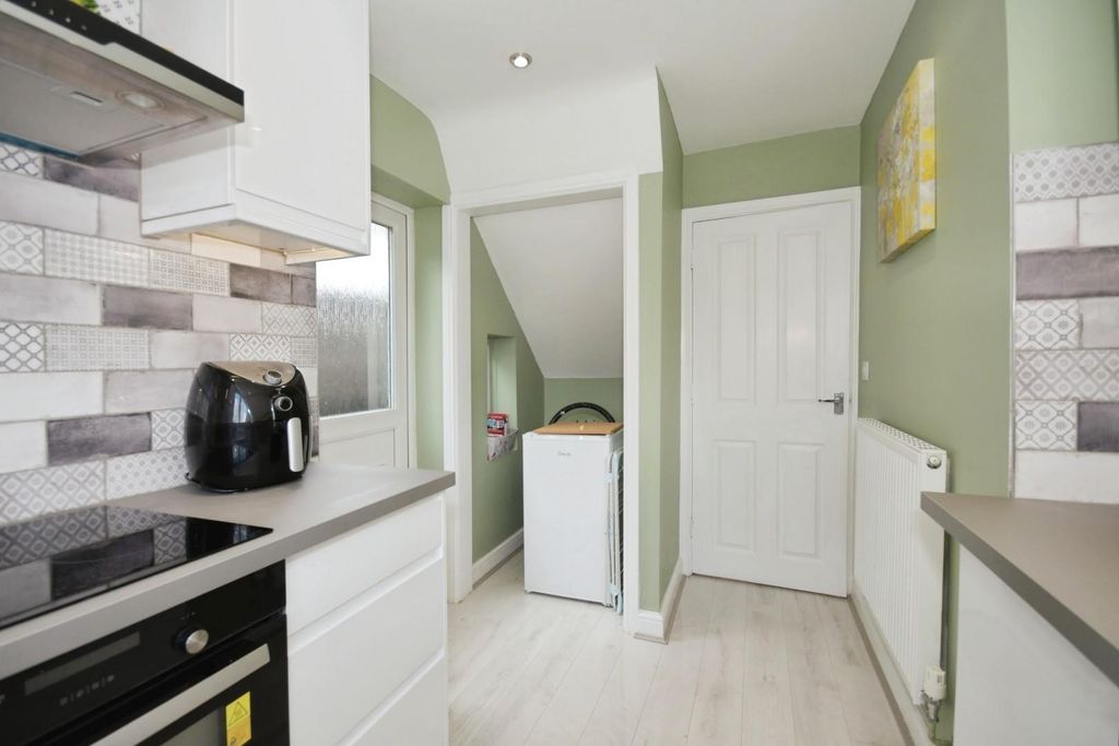 Property photo 3 of 14 Kitchen 03.Jpg