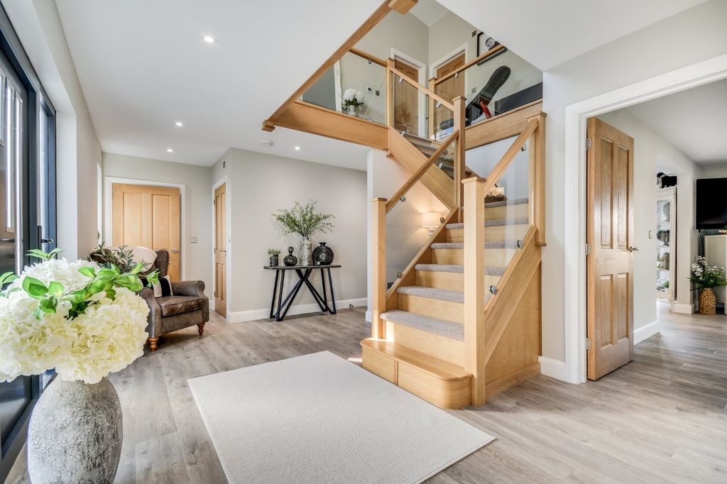Property photo 3 of 21 Entrance Hall