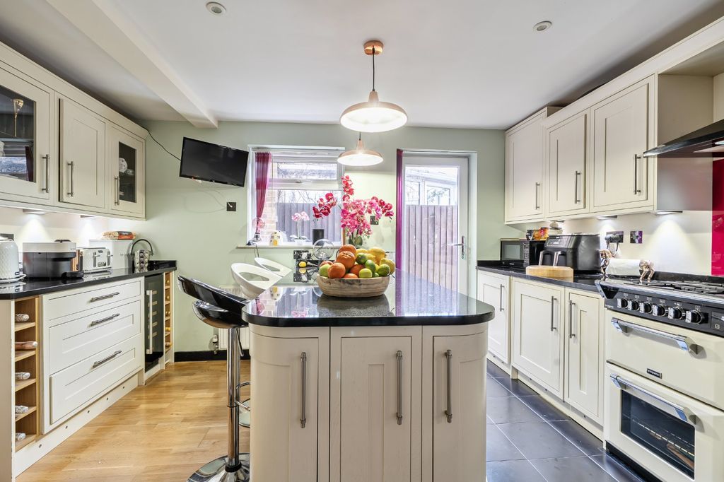 Property photo 3 of 17 Kitchen