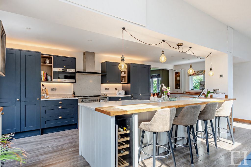 Property photo 3 of 37 8659147-Interiorwm35-800