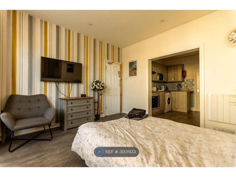 Property photo 1 of 5 Lounge/ Bedroom