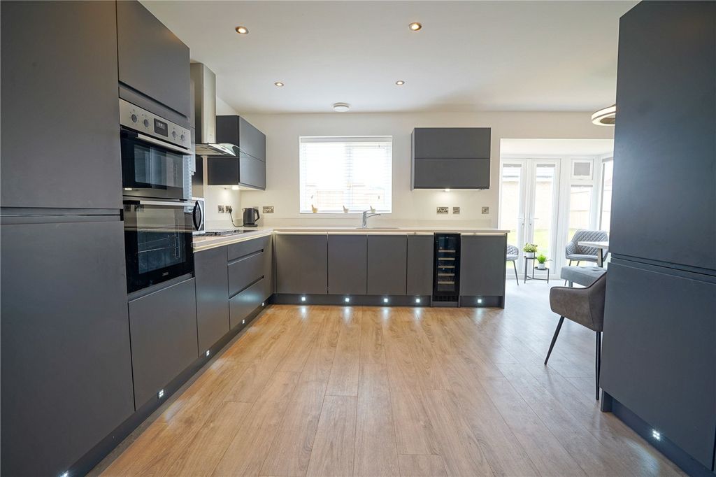 Property photo 2 of 26 Picture No. 15