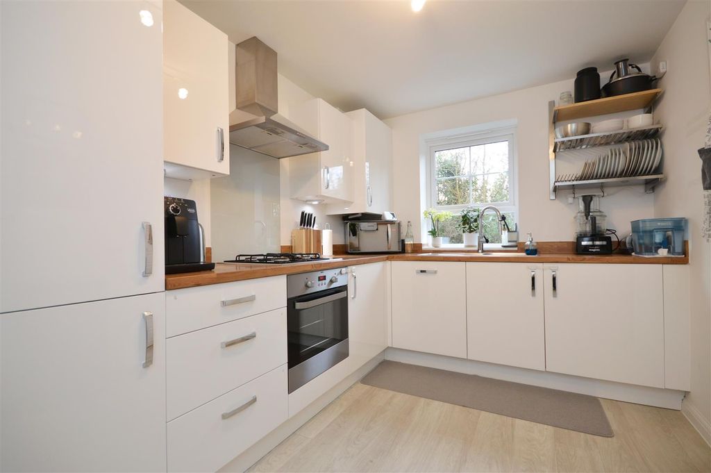 Property photo 3 of 16 Kitchen