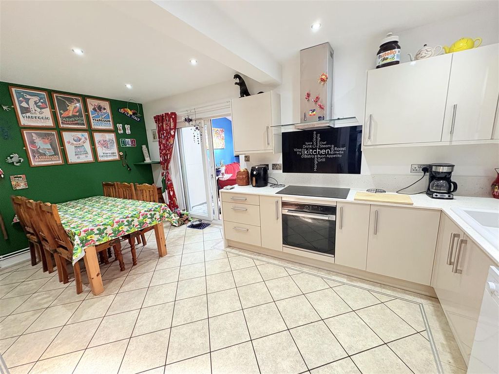 Property photo 3 of 17 Kitchen/Diner