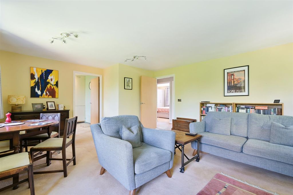 Property photo 2 of 16 Tilers Close (4).Jpg