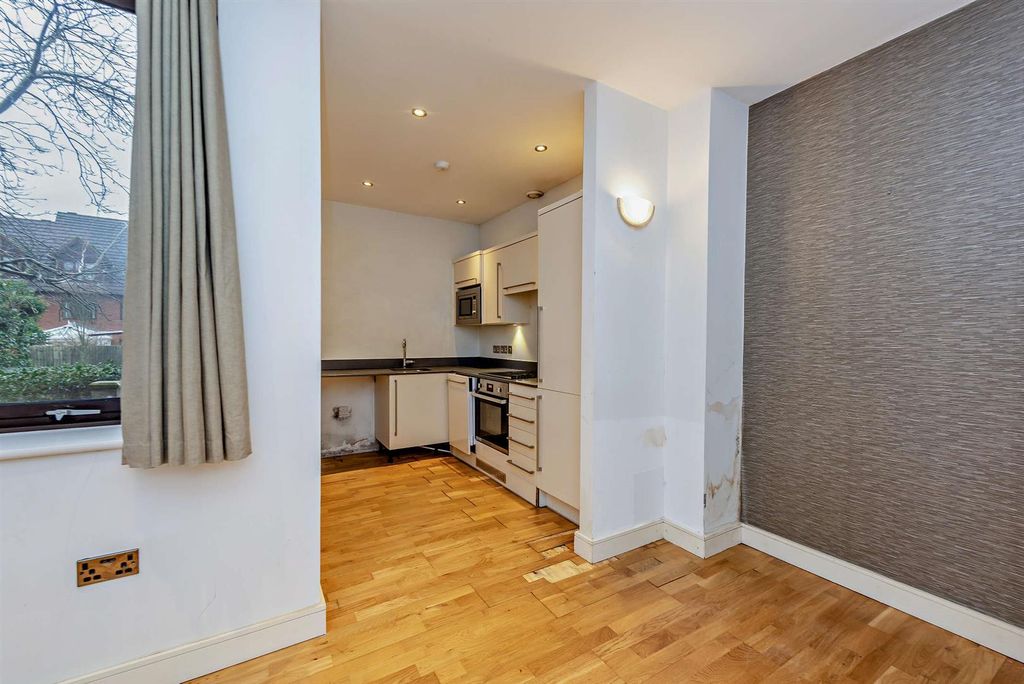 Property photo 3 of 10 8634125-Interior03-800.Jpg