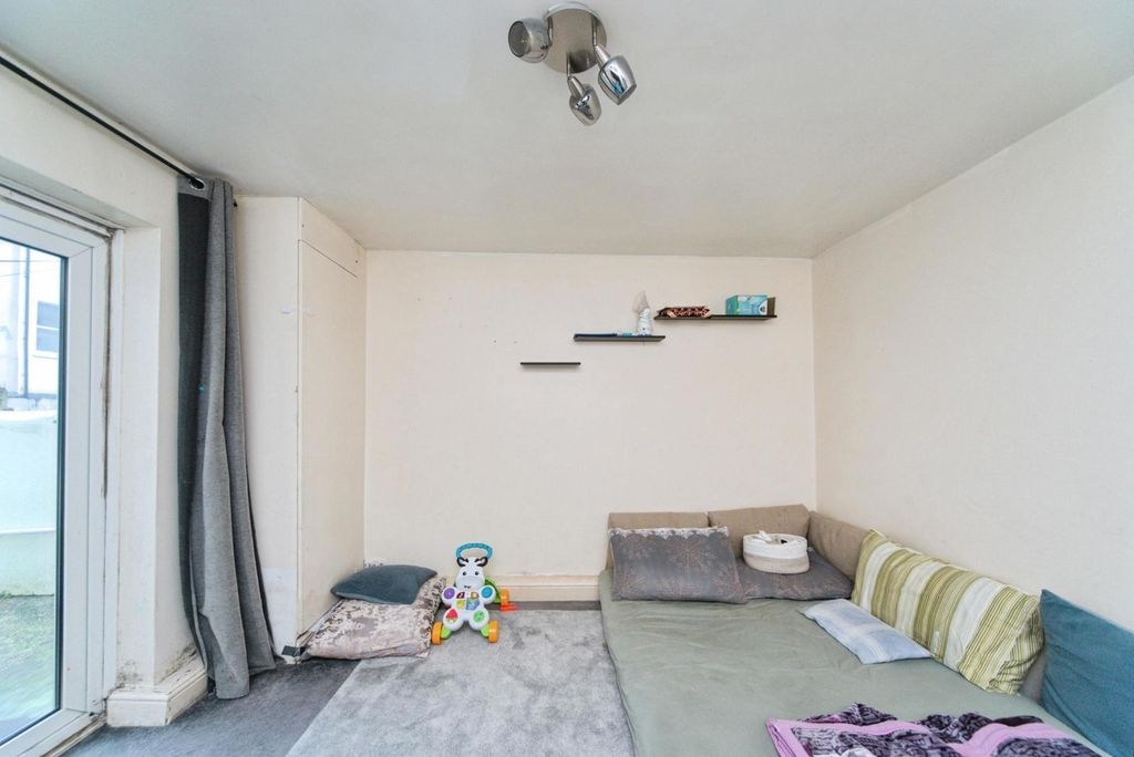 Property photo 3 of 24 Pbox-Img.Jpg