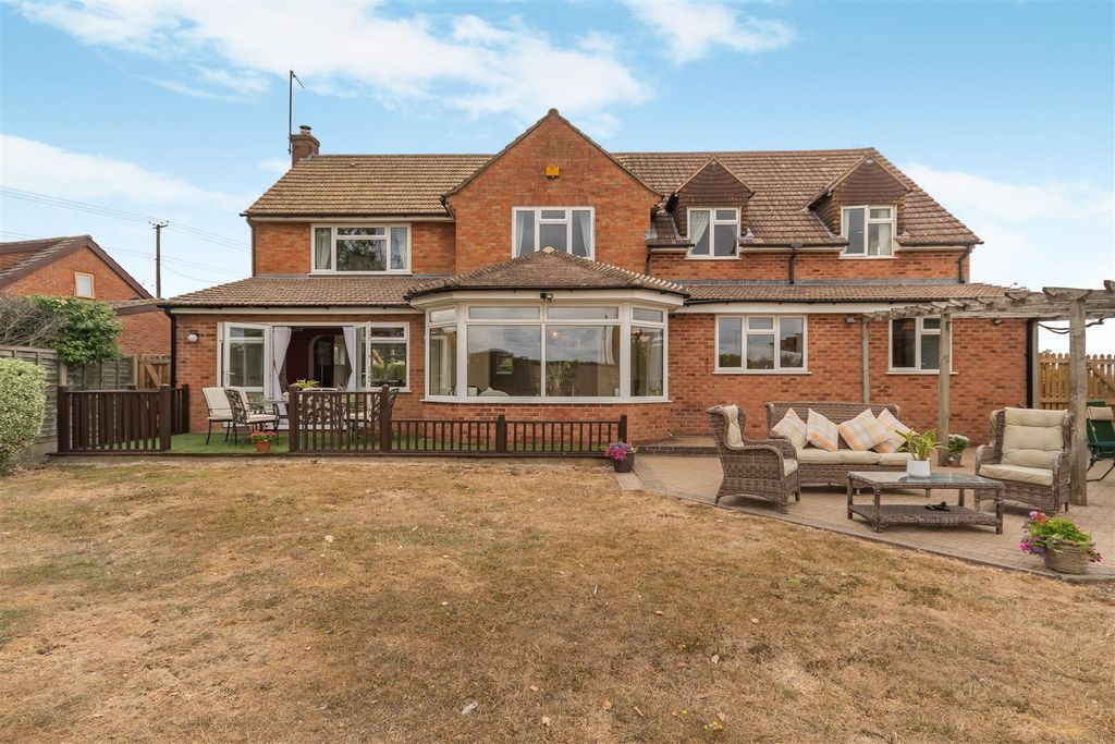 Property photo 3 of 42 8702421-Exterior03.Jpg