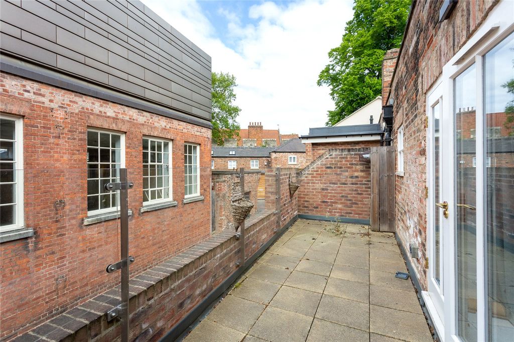 Property photo 2 of 12 Courtyard
