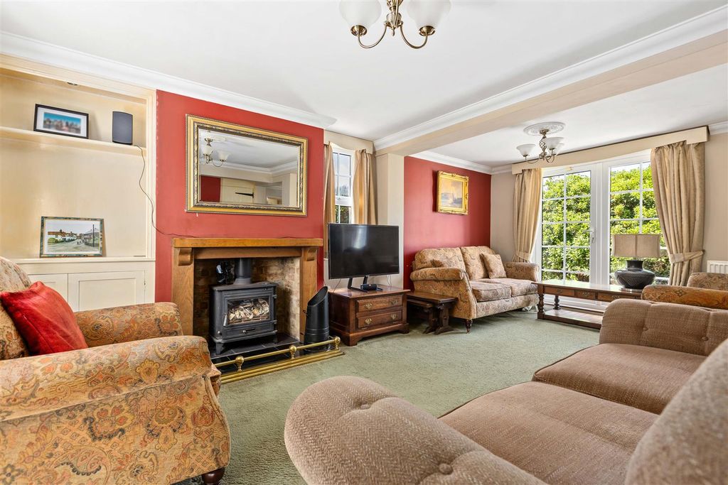 Property photo 3 of 32 Lounge