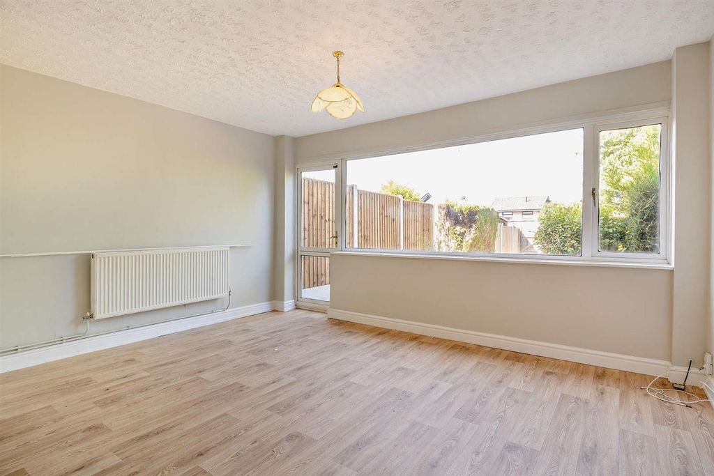 Property photo 3 of 17 8698847-Interior06-800.Jpg
