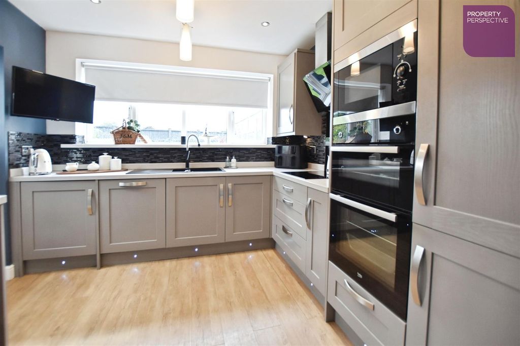 Property photo 3 of 13 Kitchen